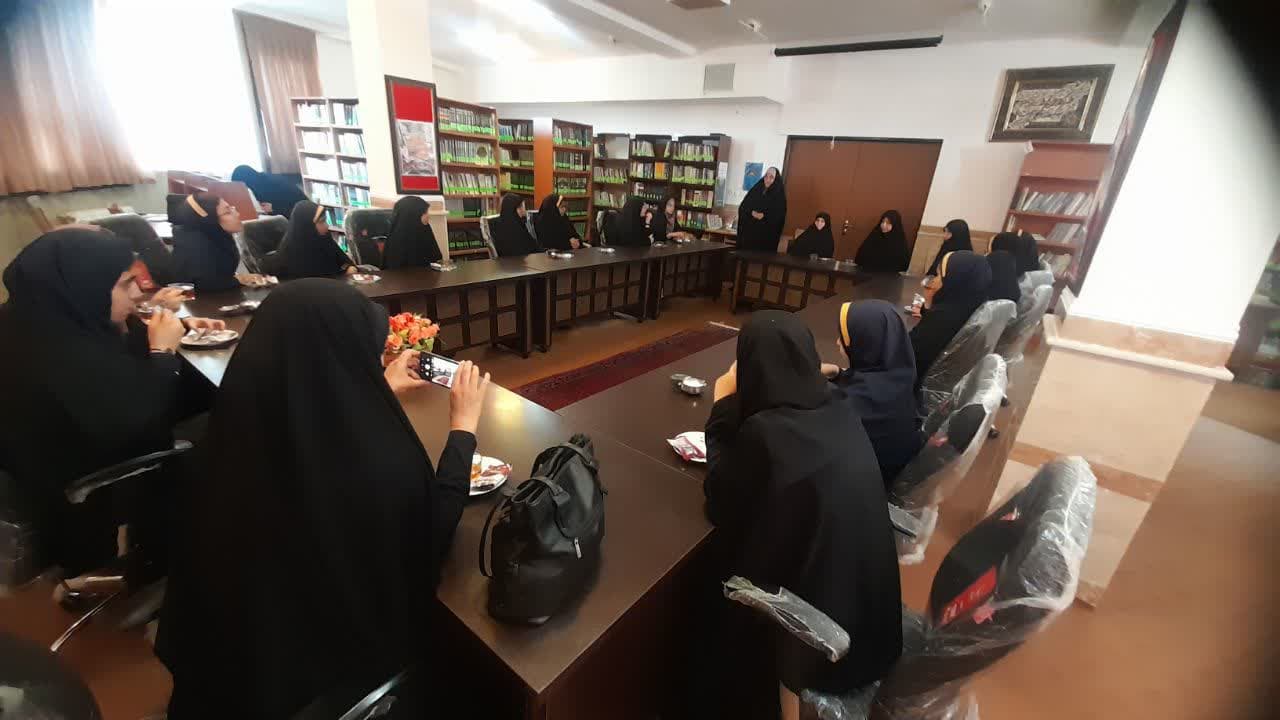 بازدید دانش‌آموزان مدرسه عارفه از مدرسه علمیه هاجر خمین/ تشویق به سربازی امام زمان(عج)