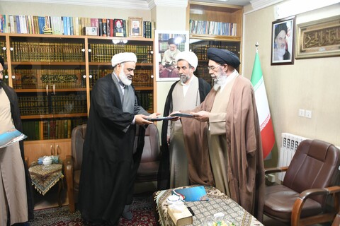 تصاویر|دیدار اعضای دبیرخانه «حوزه پیشرو و سرآمد» حوزه علمیه اصفهان با امام جمعه