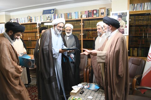 تصاویر|دیدار اعضای دبیرخانه «حوزه پیشرو و سرآمد» حوزه علمیه اصفهان با امام جمعه