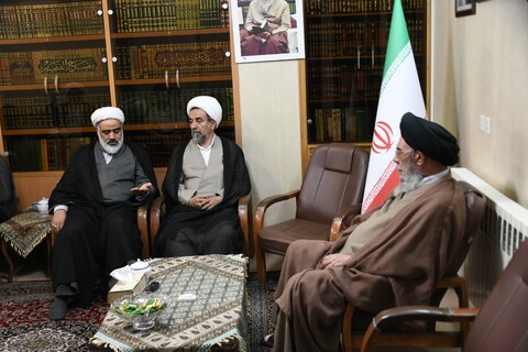 تصاویر|دیدار اعضای دبیرخانه «حوزه پیشرو و سرآمد» حوزه علمیه اصفهان با امام جمعه