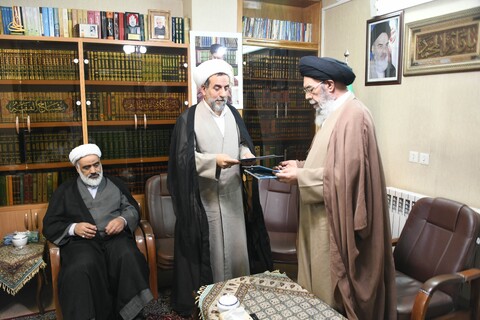 تصاویر|دیدار اعضای دبیرخانه «حوزه پیشرو و سرآمد» حوزه علمیه اصفهان با امام جمعه