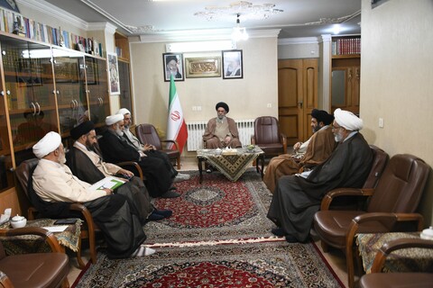 تصاویر|دیدار اعضای دبیرخانه «حوزه پیشرو و سرآمد» حوزه علمیه اصفهان با امام جمعه