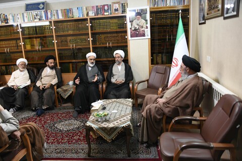 تصاویر|دیدار اعضای دبیرخانه «حوزه پیشرو و سرآمد» حوزه علمیه اصفهان با امام جمعه