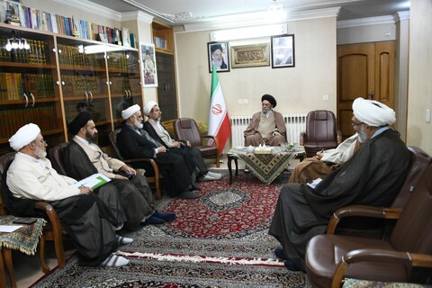 تصاویر|دیدار اعضای دبیرخانه «حوزه پیشرو و سرآمد» حوزه علمیه اصفهان با امام جمعه