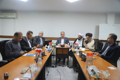 تصاویر / برگزاری جلسه بهینه سازی مصرف انرژی و بررسی راهکارهای رفع ناترازی برق در حوزه علمیه قم