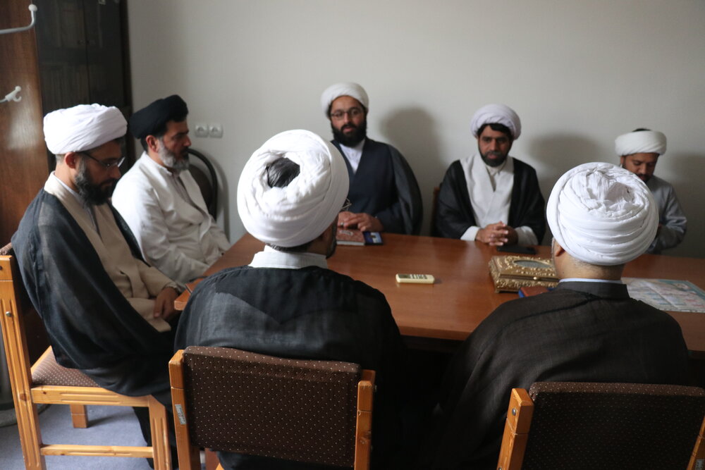 طلاب الگو اخلاق گفتاری، اخلاق کرداری و رفتاری باشند