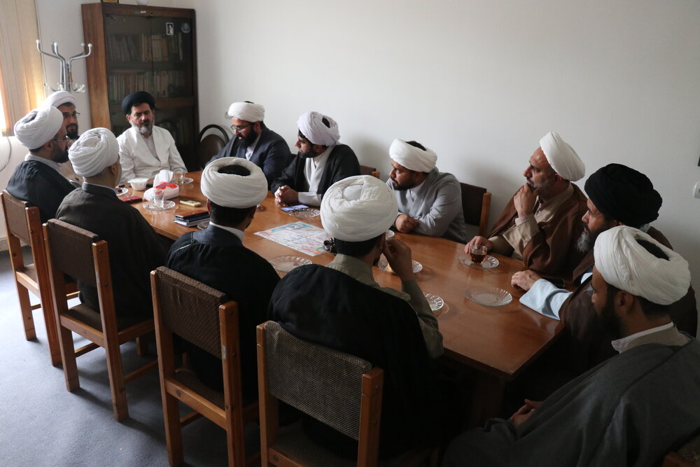 طلاب الگو اخلاق گفتاری، اخلاق کرداری و رفتاری باشند