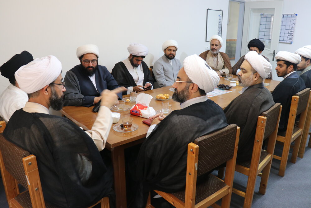 طلاب الگو اخلاق گفتاری، اخلاق کرداری و رفتاری باشند