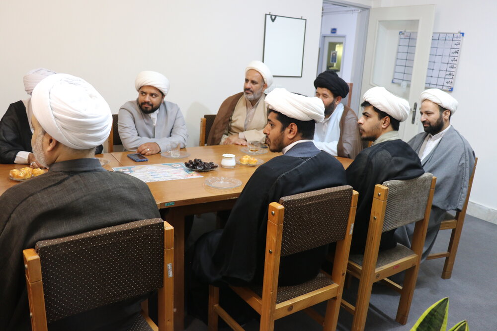 طلاب الگو اخلاق گفتاری، اخلاق کرداری و رفتاری باشند