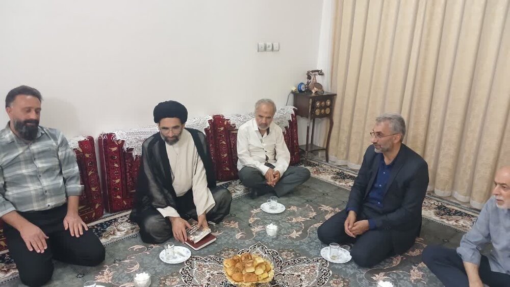 دیدار امام جمعه کاشان با خانواده شهدا و ایثارگران+عکس