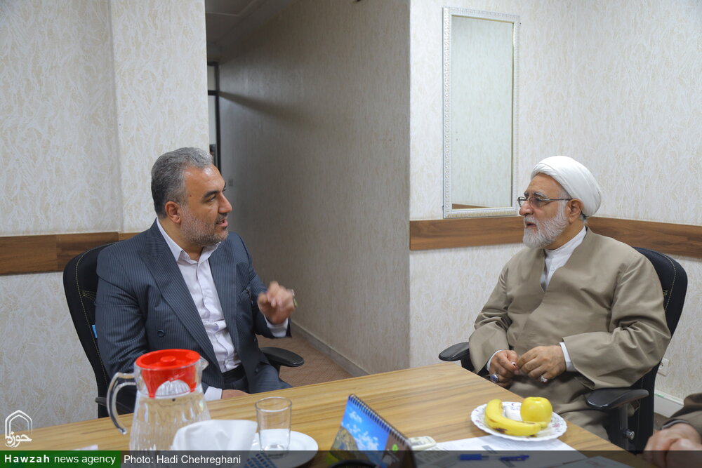 تصاویر / دیدار فرماندار قم با حجت الاسلام والمسلمین ملکی قائم مقام مدیر حوزه علمیه قم