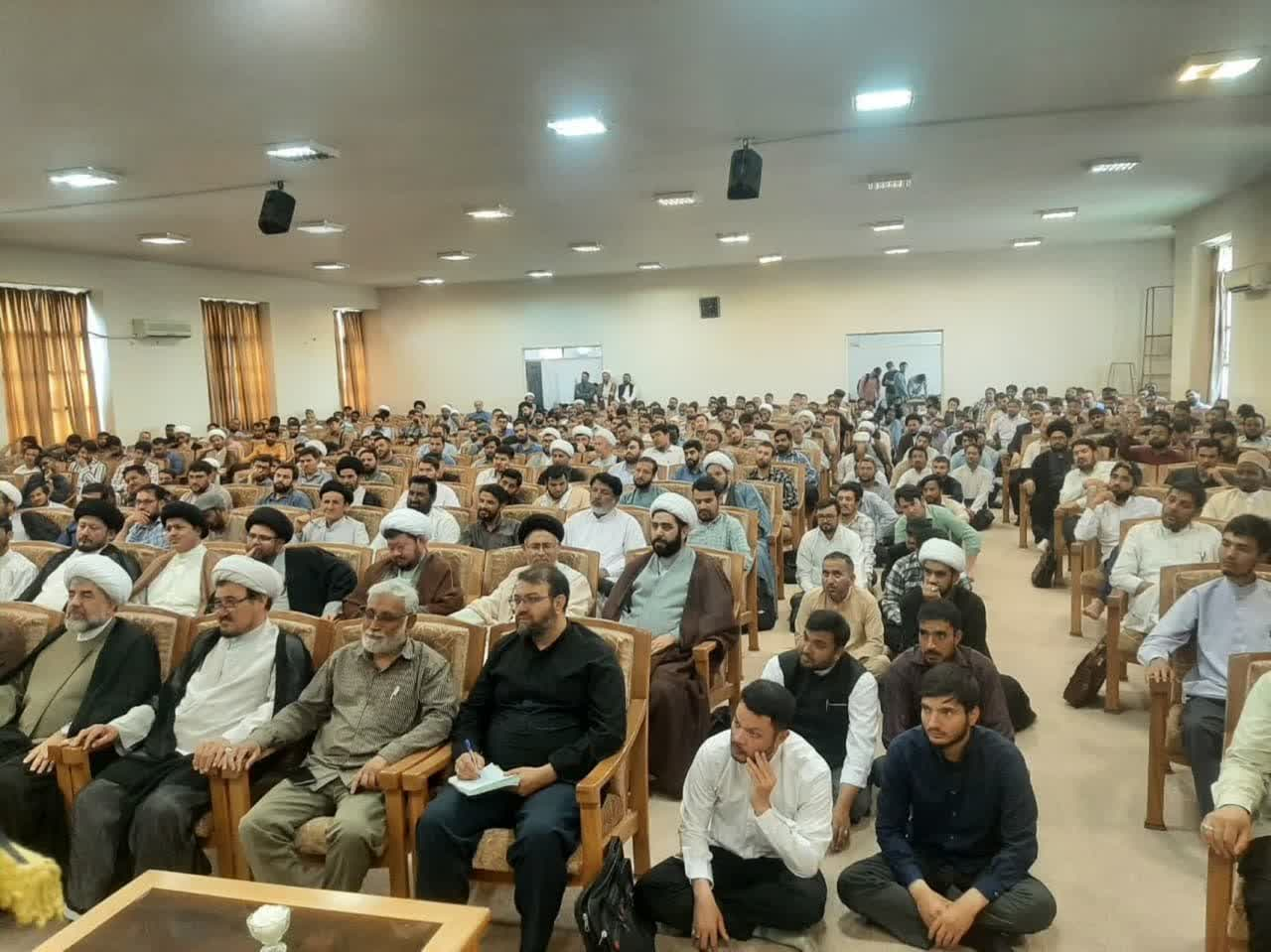 نشست "در مسیر و بایسته های طلبگی" برگزار شد