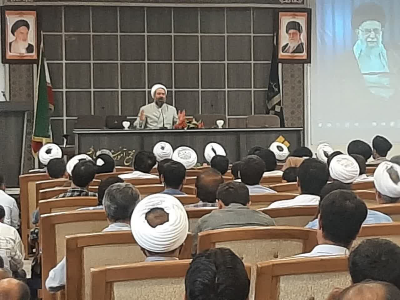 نشست "در مسیر و بایسته های طلبگی" برگزار شد