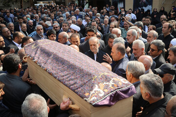 حضور رئیس جمهور در مراسم تشییع رئیس فقید جامعه خیرین مدرسه‌ساز