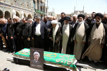 مراسم تشییع و خاکسپاری امام جمعه موقت کیش در قم برگزار شد