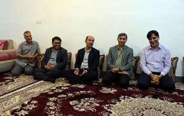 تصاویر/ دیدار مسئولان با جانباز خورموجی