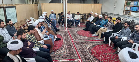 تصاویر/ نشست هم‌اندیشی طلاب ممتاز سطوح عالی مدارس علمیه کاشان با حضور مدیر و معاونان حوزه علمیه این منطقه
