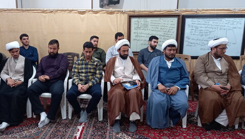 تصاویر/ نشست هم‌اندیشی طلاب ممتاز سطوح عالی مدارس علمیه کاشان با حضور مدیر و معاونان حوزه علمیه این منطقه