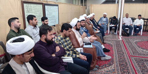 تصاویر/ نشست هم‌اندیشی طلاب ممتاز سطوح عالی مدارس علمیه کاشان با حضور مدیر و معاونان حوزه علمیه این منطقه