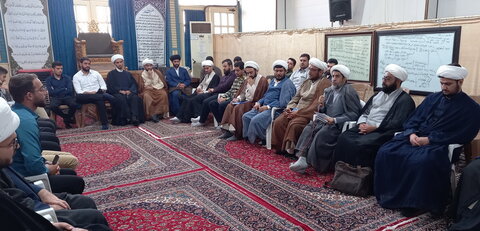 تصاویر/ نشست هم‌اندیشی طلاب ممتاز سطوح عالی مدارس علمیه کاشان با حضور مدیر و معاونان حوزه علمیه این منطقه