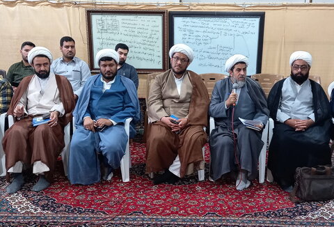 تصاویر/ نشست هم‌اندیشی طلاب ممتاز سطوح عالی مدارس علمیه کاشان با حضور مدیر و معاونان حوزه علمیه این منطقه
