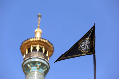 اهتزاز پرچم عزای جواد الائمه(ع) بر فراز گنبد حرم حضرت معصومه(س)