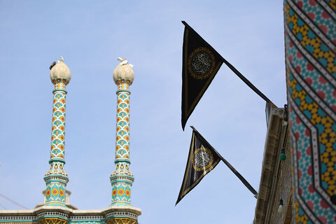 اهتزاز پرچم عزای جواد الائمه(ع) بر فراز گنبد حرم حضرت معصومه(س)