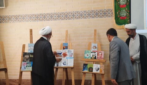 تصاویر/رونمایی از 24 جلد کتاب در حوزه علمیه خواهران استان مرکزی