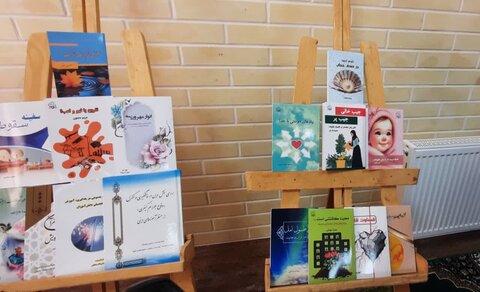 تصاویر/رونمایی از 24 جلد کتاب در حوزه علمیه خواهران استان مرکزی
