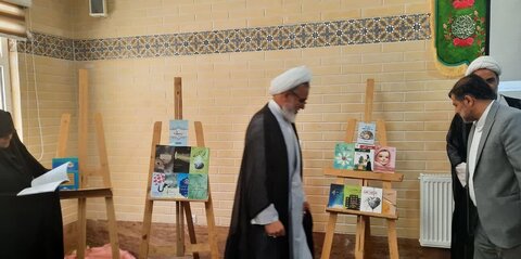 تصاویر/رونمایی از 24 جلد کتاب در حوزه علمیه خواهران استان مرکزی