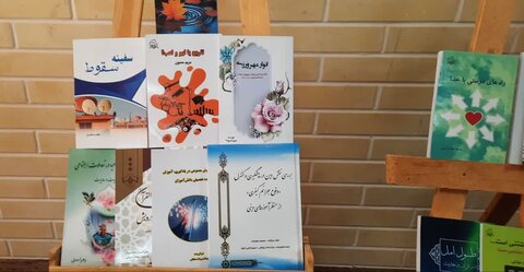 تصاویر/رونمایی از 24 جلد کتاب در حوزه علمیه خواهران استان مرکزی