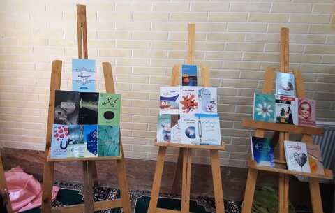 تصاویر/رونمایی از 24 جلد کتاب در حوزه علمیه خواهران استان مرکزی
