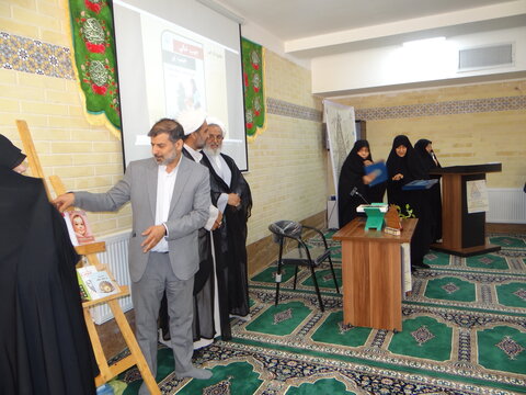 تصاویر/رونمایی از 24 جلد کتاب در حوزه علمیه خواهران استان مرکزی