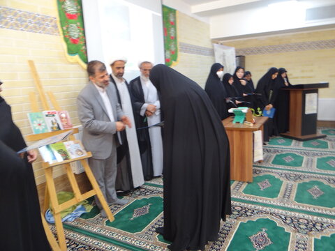 تصاویر/رونمایی از 24 جلد کتاب در حوزه علمیه خواهران استان مرکزی