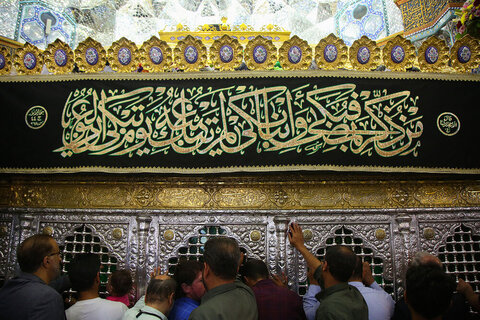 العتبة المعصومية ترفع رايات الحداد إحياءً لذكرى شهادة الإمام الجواد (عليه السلام)