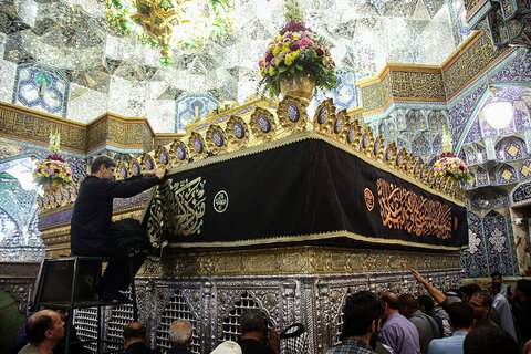 العتبة المعصومية ترفع رايات الحداد إحياءً لذكرى شهادة الإمام الجواد (عليه السلام)