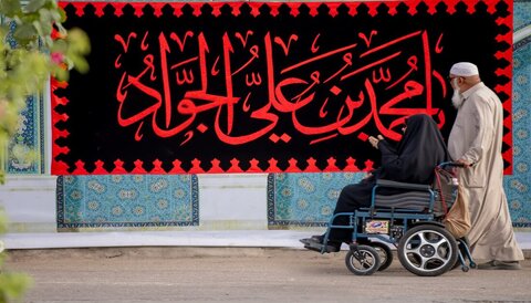 لافتات الحداد تعم أرجاء العتبة الحسينية إحياءً لذكرى استشهاد الإمام الجواد (عليه السلام)