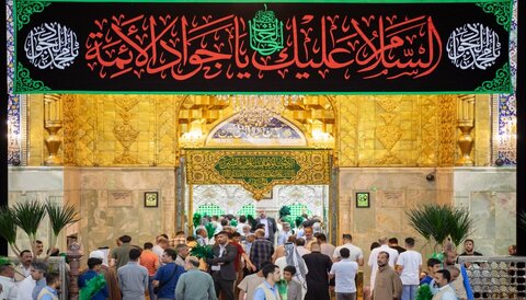 لافتات الحداد تعم أرجاء العتبة الحسينية إحياءً لذكرى استشهاد الإمام الجواد (عليه السلام)