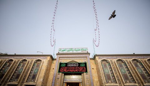 لافتات الحداد تعم أرجاء العتبة الحسينية إحياءً لذكرى استشهاد الإمام الجواد (عليه السلام)