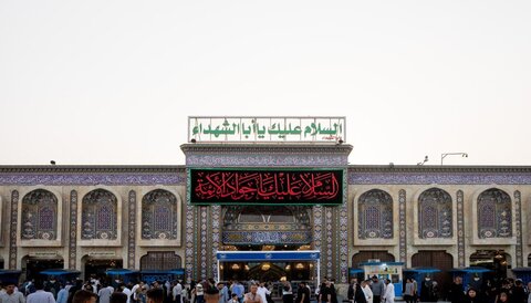 لافتات الحداد تعم أرجاء العتبة الحسينية إحياءً لذكرى استشهاد الإمام الجواد (عليه السلام)