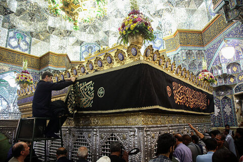 Photos/Le sanctuaire al-Ma'sumiya érige des banderoles de deuil pour commémorer le martyre de l'imam al-Jawad (que la paix soit sur lui)