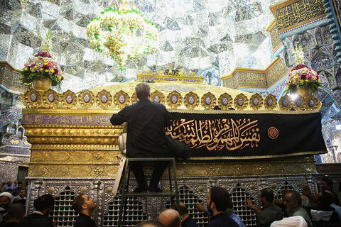 Photos/Le sanctuaire al-Ma'sumiya érige des banderoles de deuil pour commémorer le martyre de l'imam al-Jawad (que la paix soit sur lui)