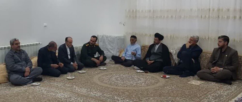 تجلیل امام جمعه تویسرکان از خانواده سردار شهید عینعلی