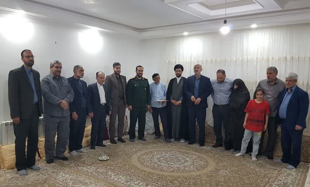 تجلیل امام جمعه تویسرکان از خانواده سردار شهید عینعلی