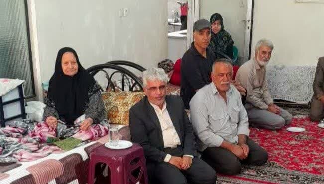 دیدار امامجمعه و فرماندار آران و بیدگل با خانواده شهید علیمحمد امینیان