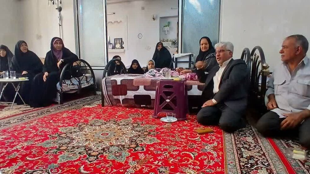 دیدار امامجمعه و فرماندار آران و بیدگل با خانواده شهید علیمحمد امینیان