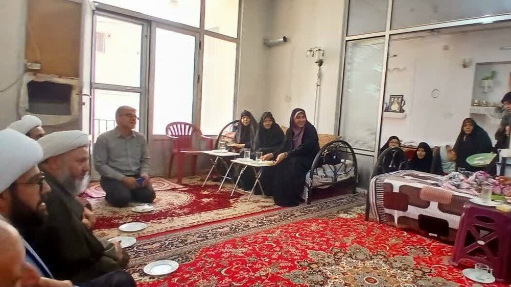 دیدار امام‌جمعه و فرماندار آران و بیدگل با خانواده شهید علی‌محمد امینیان