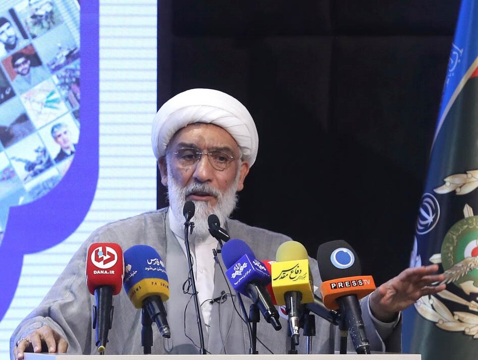 دایره‌المعارف دفاع مقدس آجا بسیار حرفه‌ای و دقیق است/ ما وظیفه داریم حوادث را درست و مستند روایت کنیم