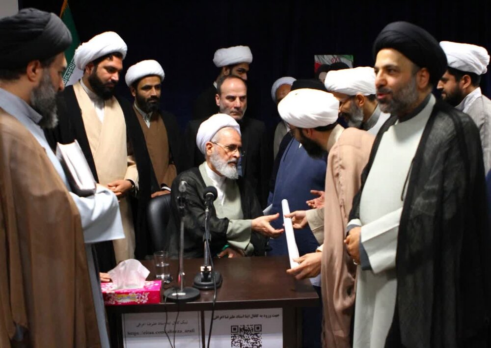 تقدیم طومار تقدیر از صدور پیام تاریخی رهبر معظم انقلاب به آیت الله اعرافی