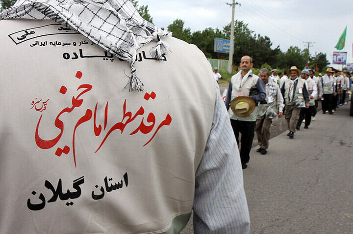 آغاز حرکت ۵۰۰ زائر گیلانی با پای پیاده به حرم مطهر امام خمینی(ره)